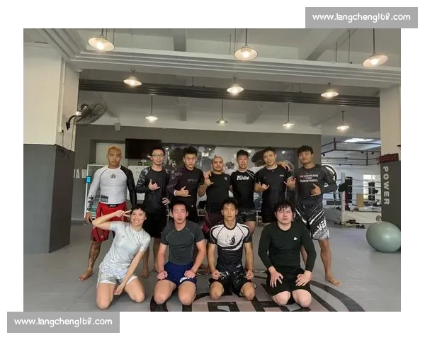 格斗与拳击全面对比解析规则技术实战差异与魅力发展趋势未来